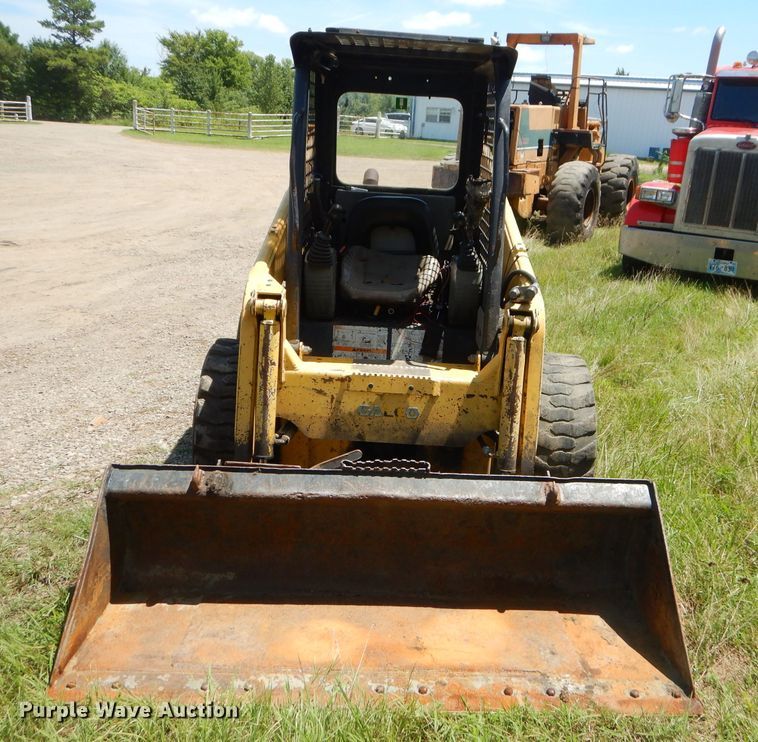 image for item ED9470 2003 Komatsu SK815 skid steer