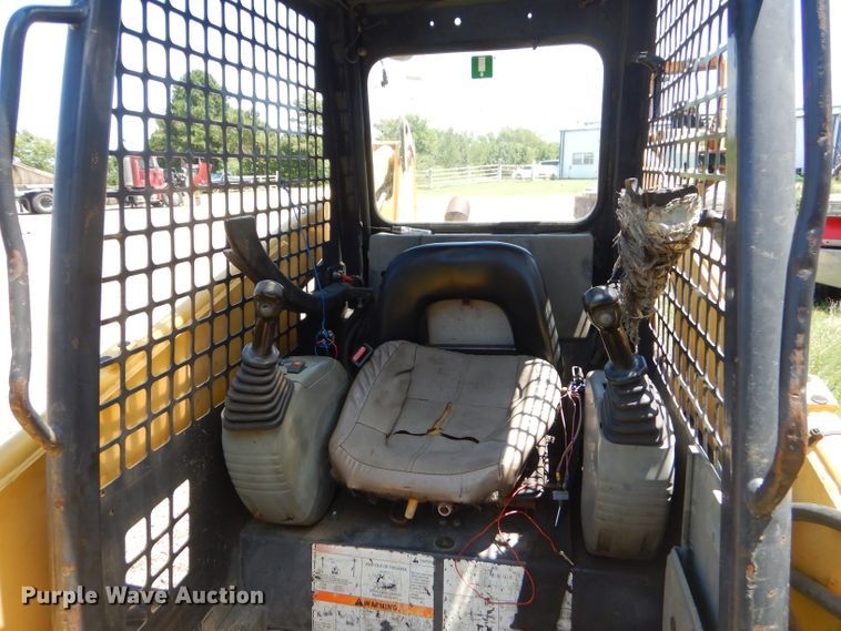 image for item ED9470 2003 Komatsu SK815 skid steer