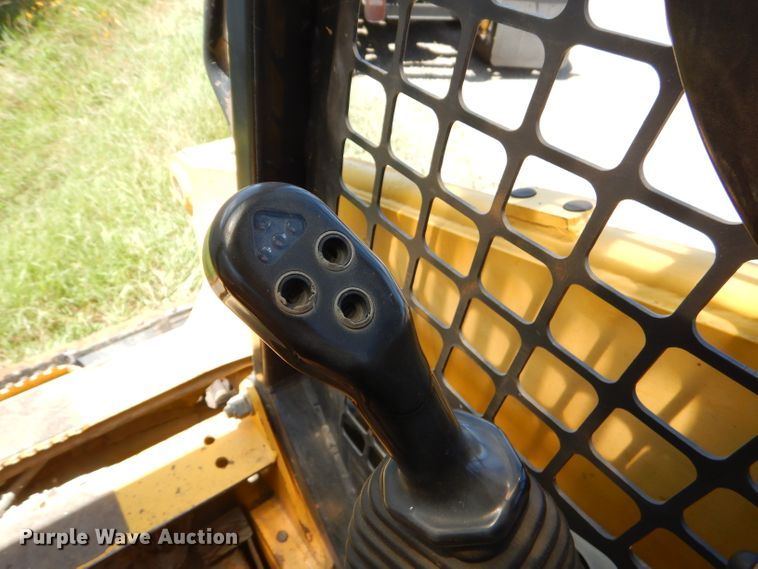 image for item ED9470 2003 Komatsu SK815 skid steer