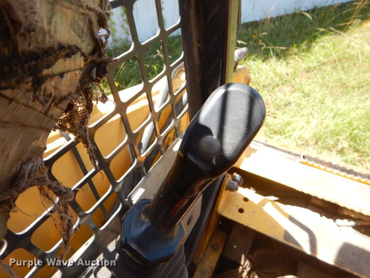 image for item ED9470 2003 Komatsu SK815 skid steer