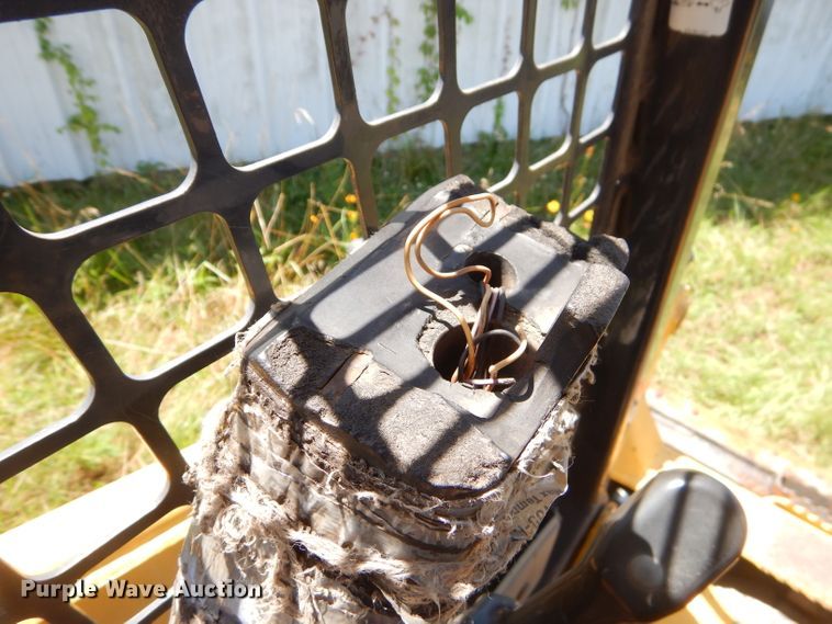 image for item ED9470 2003 Komatsu SK815 skid steer