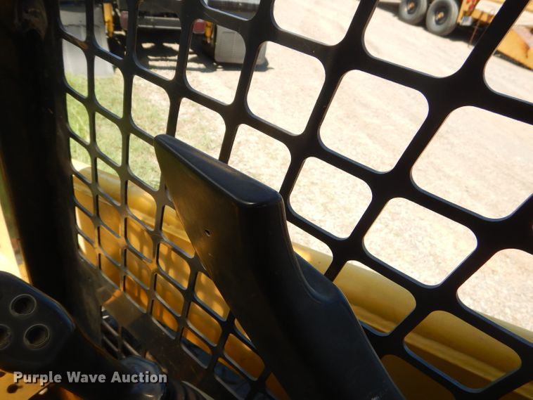 image for item ED9470 2003 Komatsu SK815 skid steer