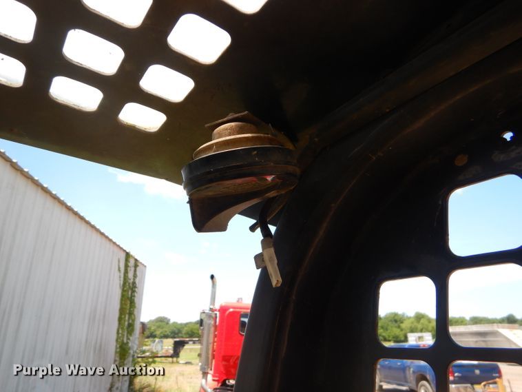 image for item ED9470 2003 Komatsu SK815 skid steer