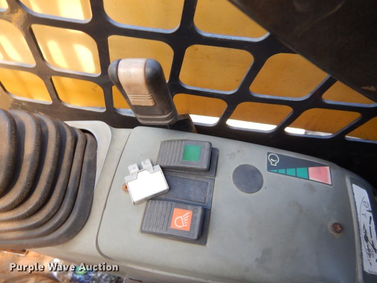 image for item ED9470 2003 Komatsu SK815 skid steer