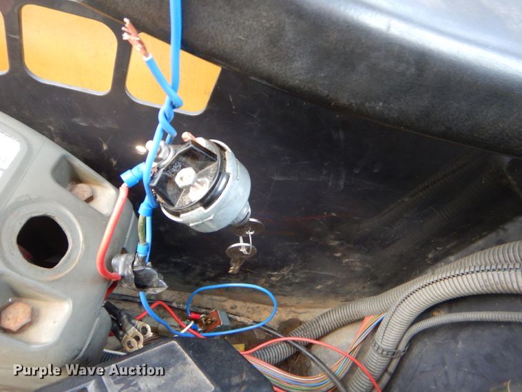 image for item ED9470 2003 Komatsu SK815 skid steer