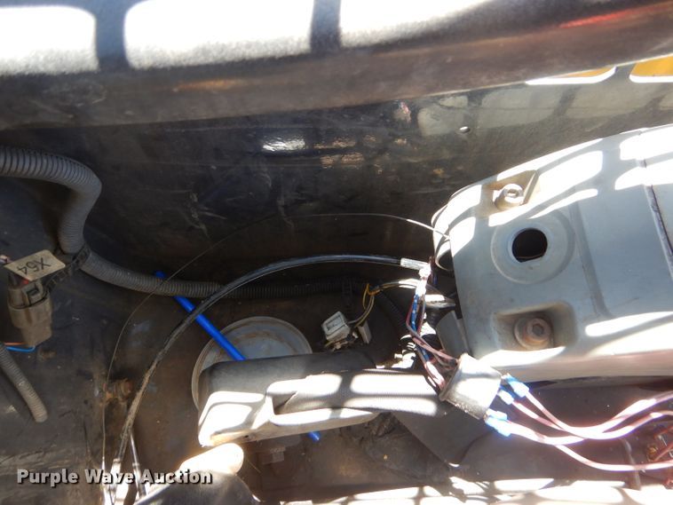 image for item ED9470 2003 Komatsu SK815 skid steer