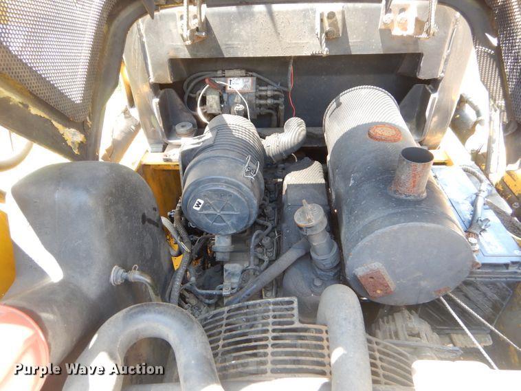 image for item ED9470 2003 Komatsu SK815 skid steer