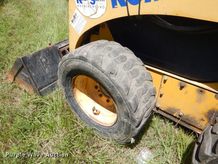 image for item ED9470 2003 Komatsu SK815 skid steer