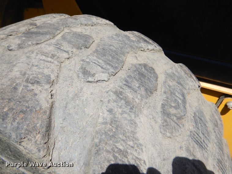 image for item ED9470 2003 Komatsu SK815 skid steer