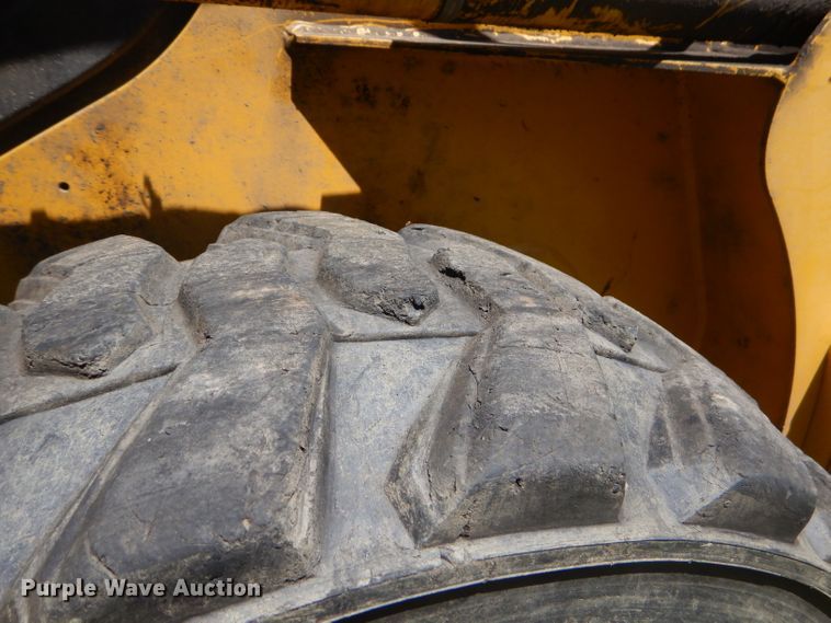 image for item ED9470 2003 Komatsu SK815 skid steer