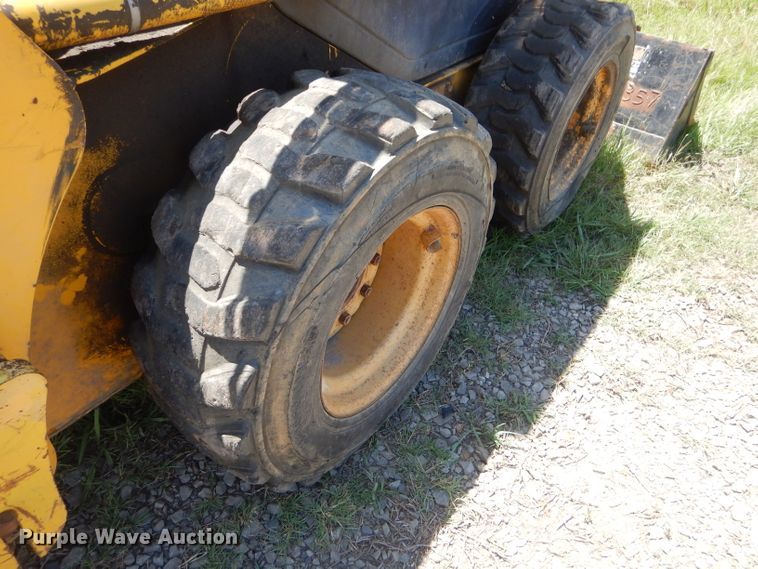 image for item ED9470 2003 Komatsu SK815 skid steer