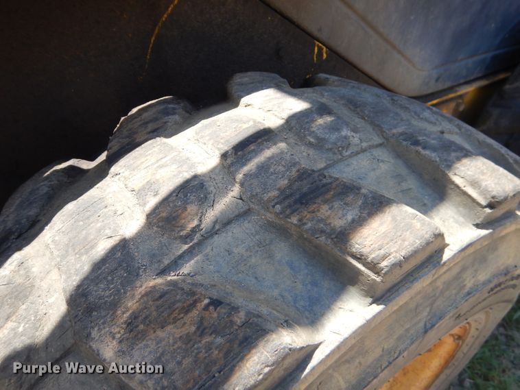 image for item ED9470 2003 Komatsu SK815 skid steer