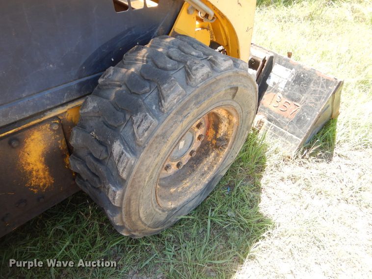 image for item ED9470 2003 Komatsu SK815 skid steer