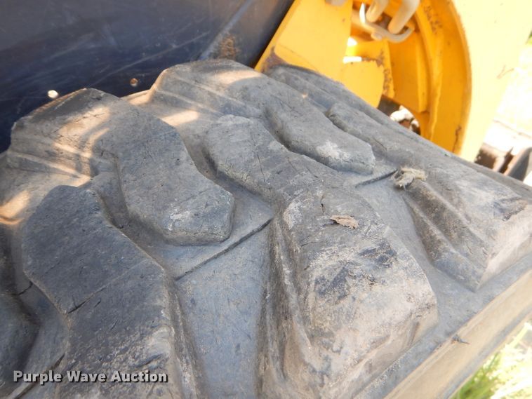 image for item ED9470 2003 Komatsu SK815 skid steer