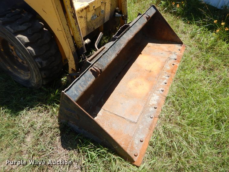 image for item ED9470 2003 Komatsu SK815 skid steer