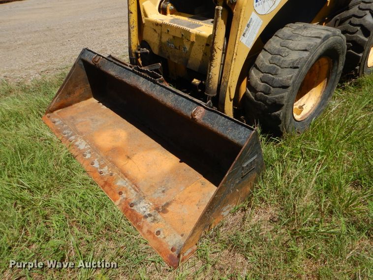 image for item ED9470 2003 Komatsu SK815 skid steer