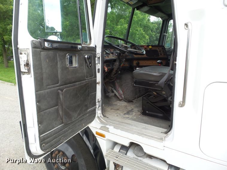 image for item EM9779 1990 White GMC WIA Aero truck chassis