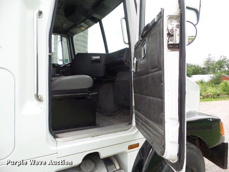 image for item EM9779 1990 White GMC WIA Aero truck chassis