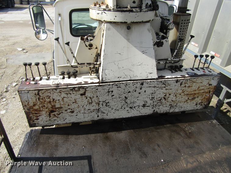 image for item EU9708 1997 Ford LT9000 crane truck