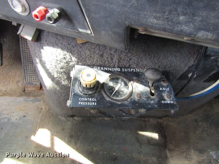 image for item EU9708 1997 Ford LT9000 crane truck