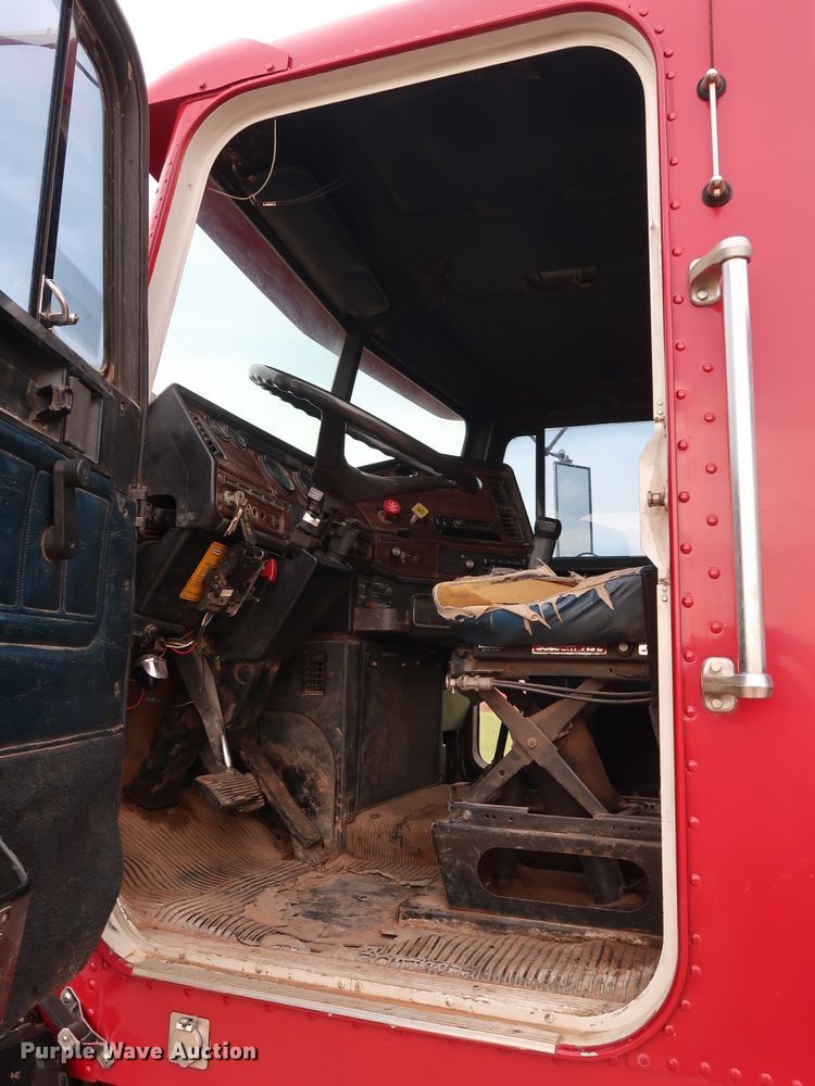 image for item FE9691 1990 Freightliner FLD flatbed truck