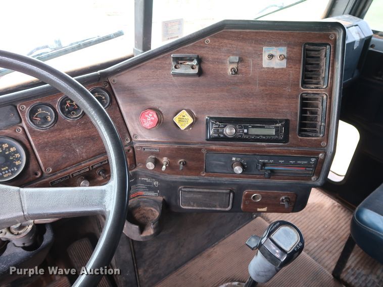 image for item FE9691 1990 Freightliner FLD flatbed truck