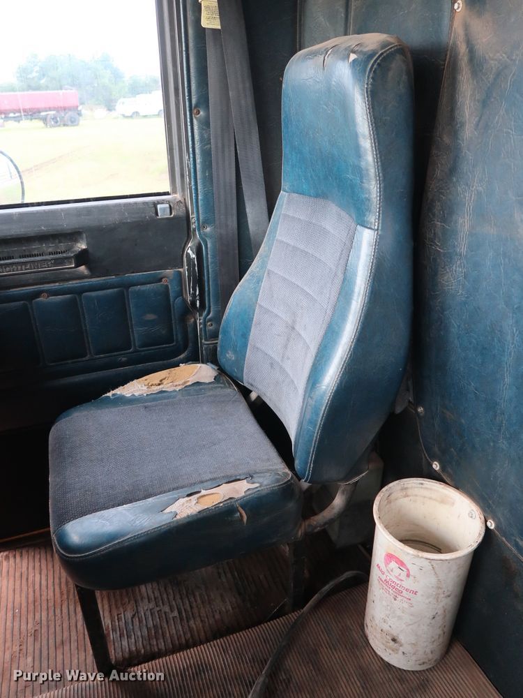 image for item FE9691 1990 Freightliner FLD flatbed truck