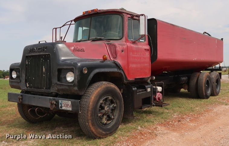 image for item FE9692 1982 Mack DM492S tank truck