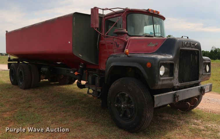 image for item FE9692 1982 Mack DM492S tank truck
