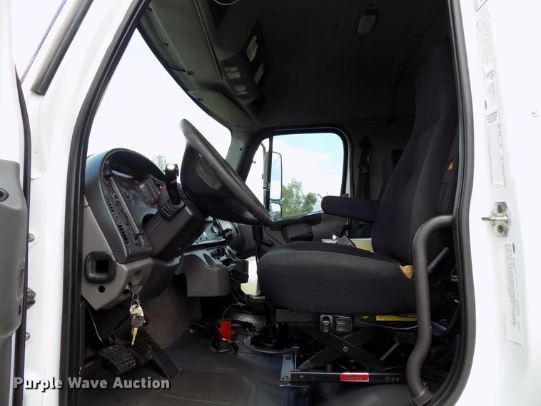 image for item FI9906 2007 Freightliner Business Class M2 service truck