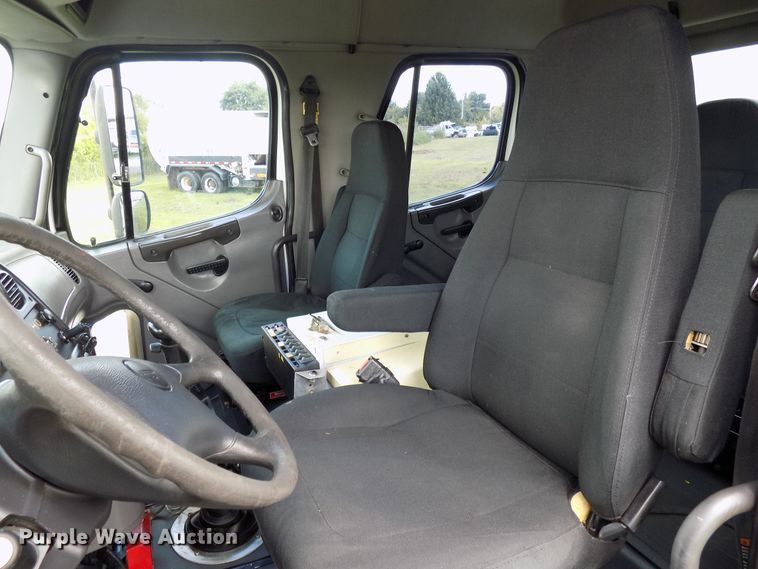 image for item FI9906 2007 Freightliner Business Class M2 service truck