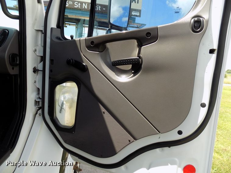 image for item FI9906 2007 Freightliner Business Class M2 service truck