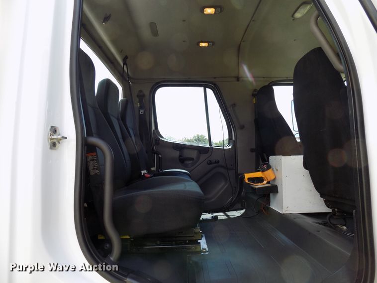 image for item FI9906 2007 Freightliner Business Class M2 service truck