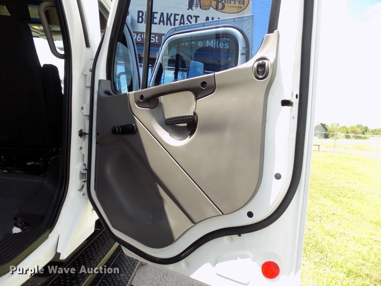 image for item FI9906 2007 Freightliner Business Class M2 service truck