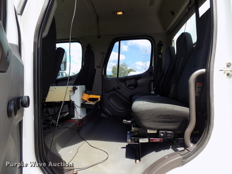 image for item FI9906 2007 Freightliner Business Class M2 service truck