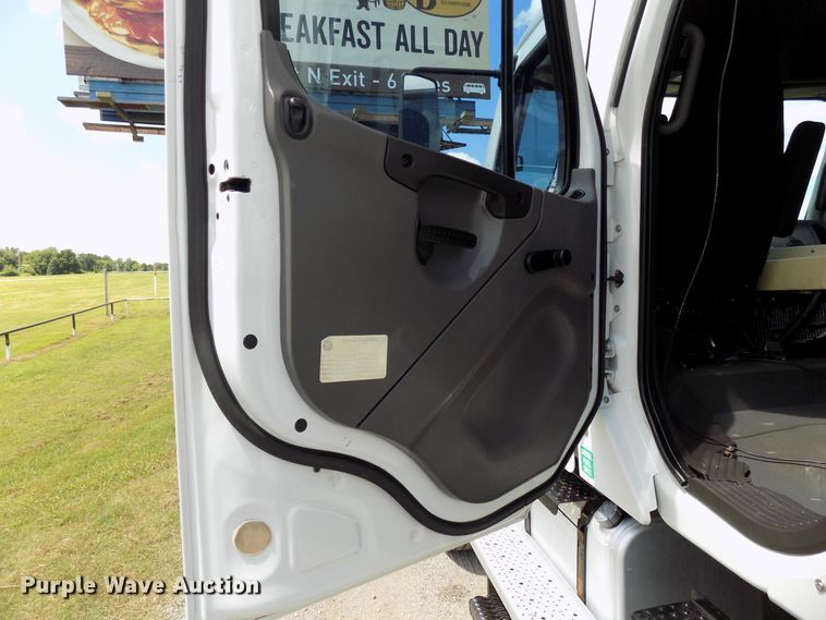 image for item FI9906 2007 Freightliner Business Class M2 service truck