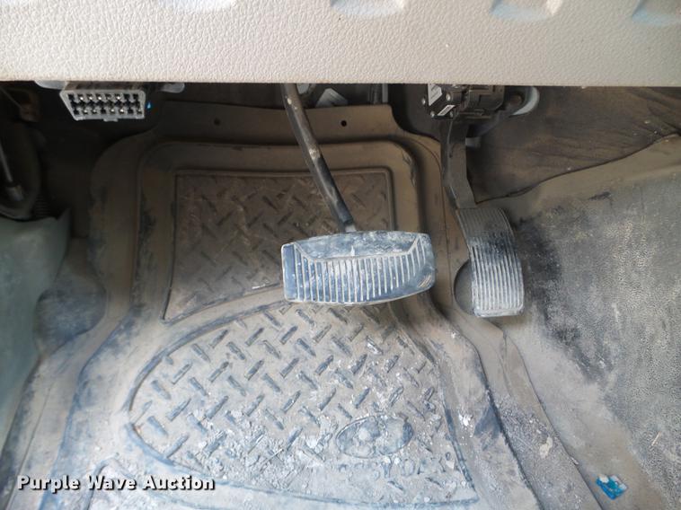 image for item FM9386 2009 Ford F550 Super Duty service truck with crane