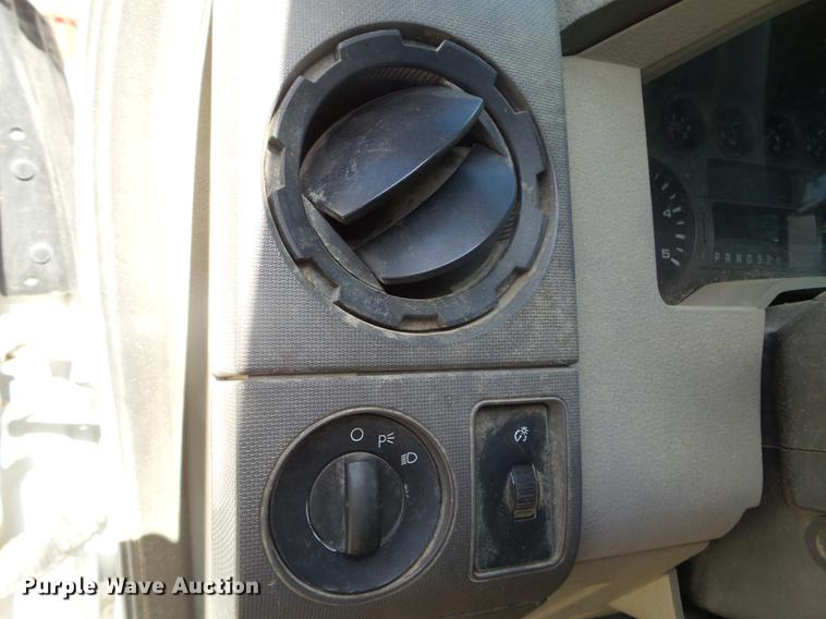 image for item FM9386 2009 Ford F550 Super Duty service truck with crane