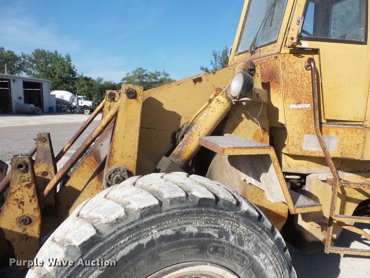 image for item FM9664 1983 Caterpillar 930 wheel loader