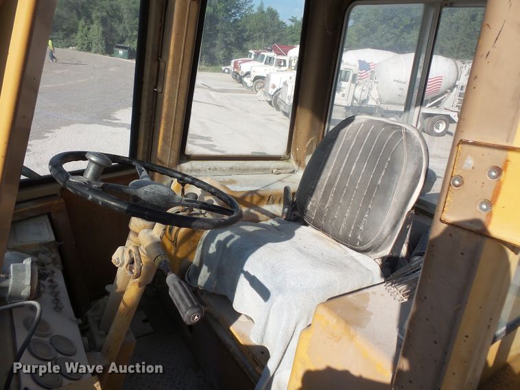 image for item FM9664 1983 Caterpillar 930 wheel loader