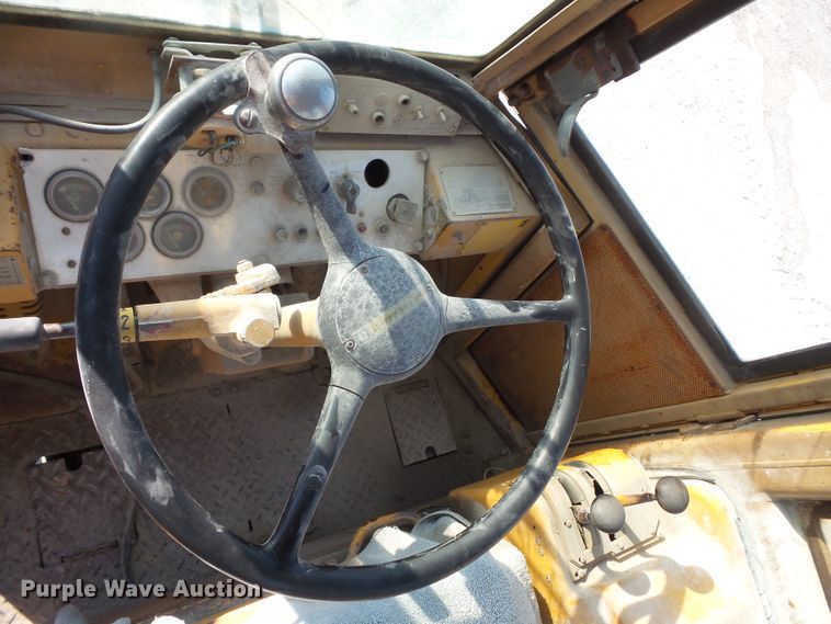 image for item FM9664 1983 Caterpillar 930 wheel loader