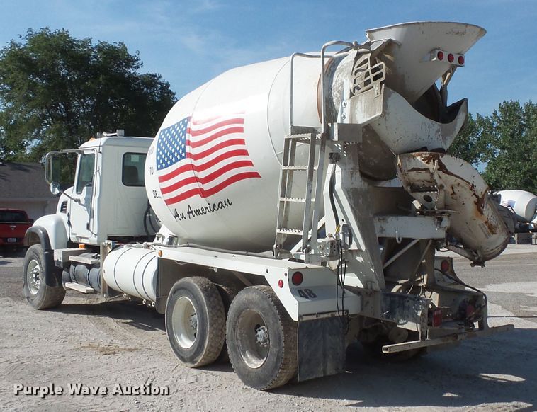 image for item FM9665 2005 Mack CV713 ready mix truck