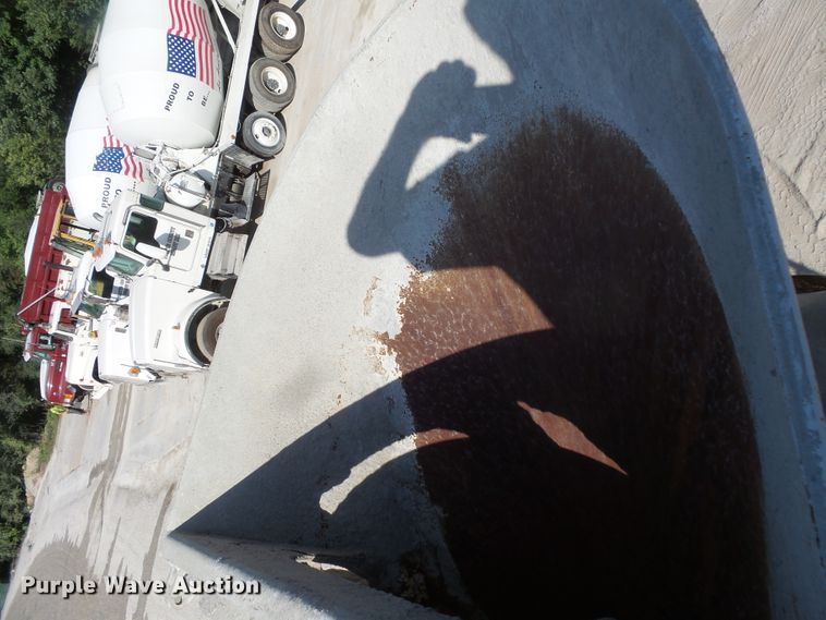 image for item FM9665 2005 Mack CV713 ready mix truck