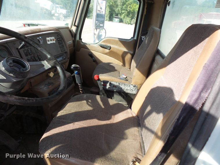 image for item FM9665 2005 Mack CV713 ready mix truck