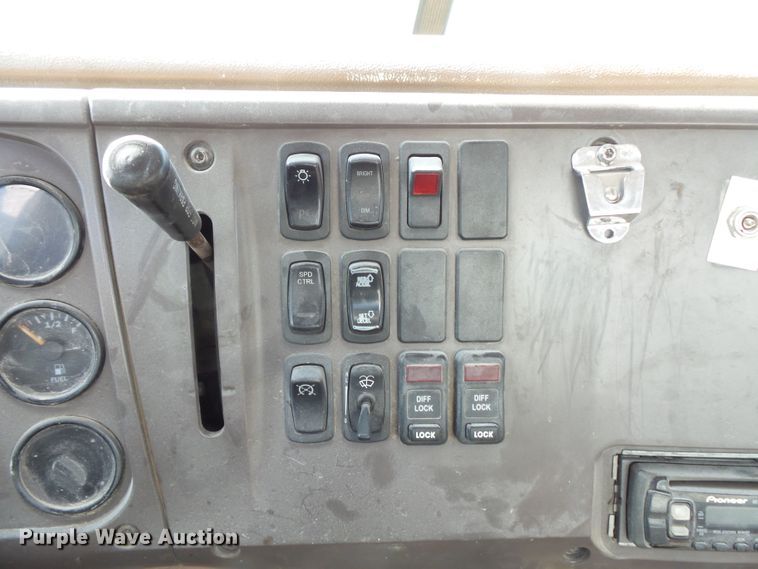 image for item FM9665 2005 Mack CV713 ready mix truck