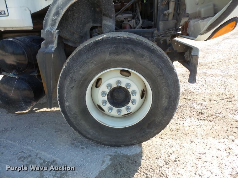 image for item FM9665 2005 Mack CV713 ready mix truck