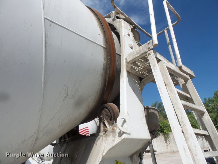 image for item FM9666 2005 Peterbilt 357 ready mix truck