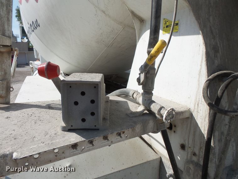 image for item FM9666 2005 Peterbilt 357 ready mix truck