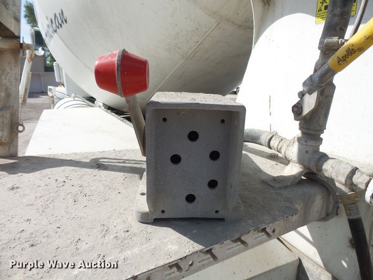 image for item FM9666 2005 Peterbilt 357 ready mix truck