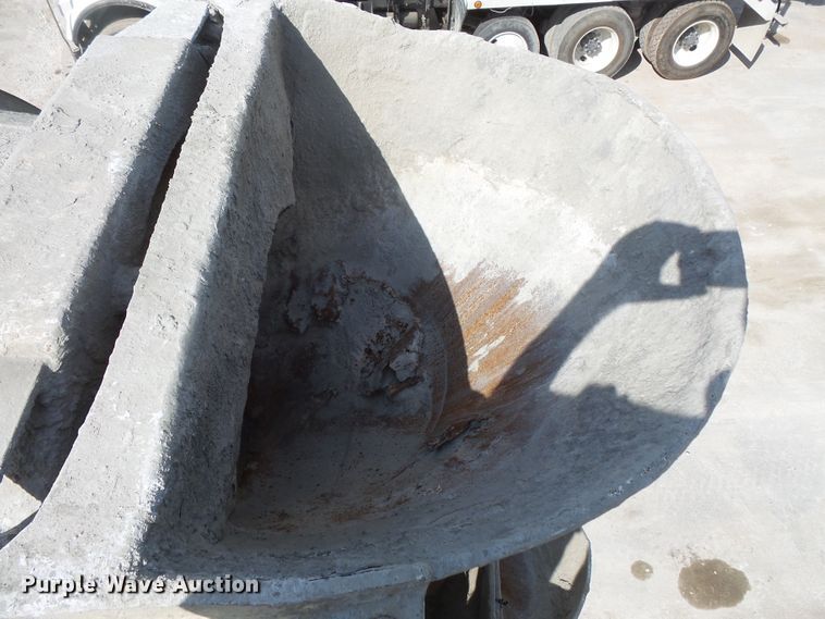 image for item FM9666 2005 Peterbilt 357 ready mix truck